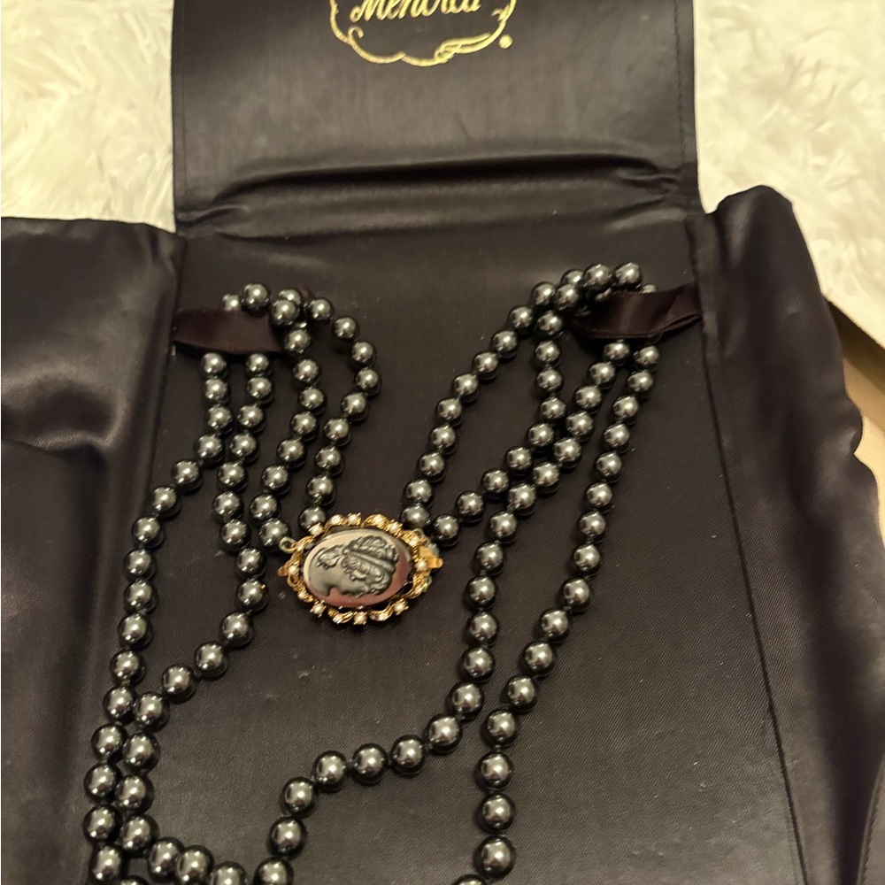 Black Pearl Vintage Cameo Clasp Necklace - Picture 3 of 7